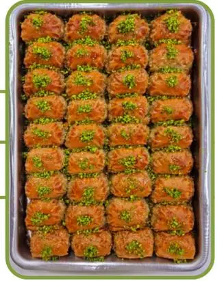 Dilber dudağı ('lady's lips') baklava filled with cream and topped with pistachio.