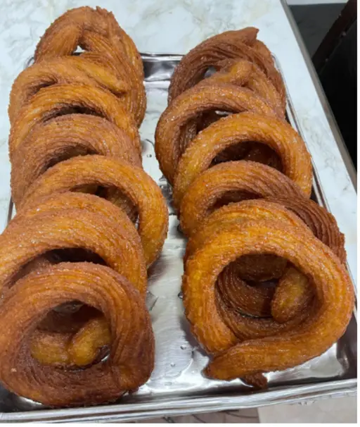 Halka tatlısı — round twisted sweets soaked in syrup.