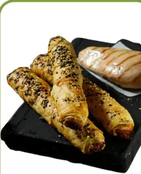 Single filo pastry roll filled with seasoned chicken, ready to bake from frozen.
