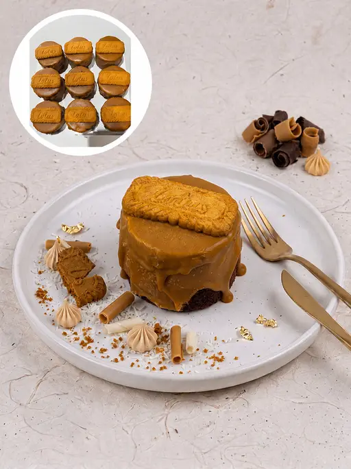 Lotus Biscoff mono cake with a chocolate sponge base, caramel Biscoff glaze and a Lotus biscuit on top.
