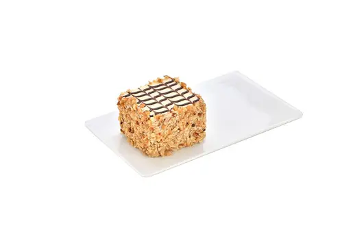 Latte-flavoured mono cake with white frosting and chocolate drizzle.