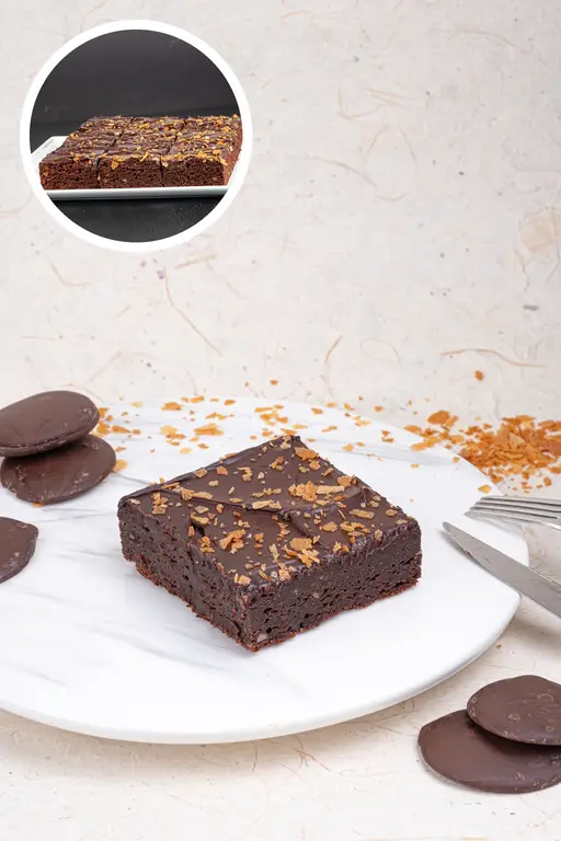 American-style chocolate brownie with chocolate glaze and caramelised flakes.